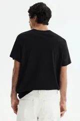 Remera de cuello redondo y manga corta, confeccionada en punto de algodón liviano con diseño liso y corte estándar.