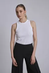 Musculosa de algodón acanalado con cuello redondo, corte ajustado y diseño sin mangas.