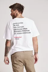 Remera blanca de manga corta y corte clásico, con estampa tipográfica minimalista en el pecho.