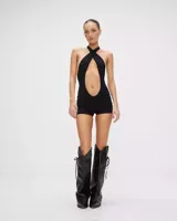 Mono negro ajustado al cuerpo, con escote halter cruzado y abertura en el abdomen.