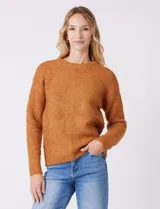 Buzo de lana melange color tostado, con cuello redondo y mangas largas.