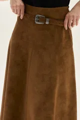 Falda midi acampanada de color camel, confeccionada en material con textura similar al cuero gamuzado.
