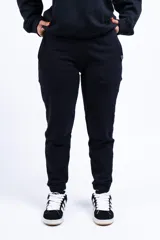 Conjunto deportivo compuesto por una campera corta con cierre frontal y un pantalón tipo jogging, ambos en color blanco.