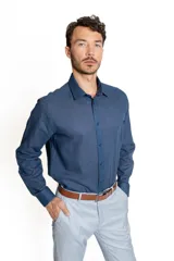 Camisa celeste de lino y algodón, de manga larga y corte clásico.