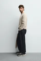 Jersey de punto de cashmere con corte regular fit, cuello redondo y manga larga. Presenta acabados en rib en puños y ruedo.