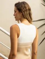 Vestido midi tejido en punto rib, con escote en V, diseño a rayas horizontales en tonos blanco, beige, marrón y verde. Presenta tajo lateral.