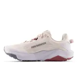 Championes New Balance Nitrel V6 para dama, color crema con detalles en gris y bordó. Capellada de malla y material sintético, entresuela DynaSoft y suela AT Tread para tracción en todo terreno.