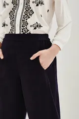 Pantalón tipo babucha de algodón, con corte holgado, cintura elástica y puños ajustados en los tobillos.
