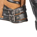 Campera estilo aviador con cuerpo de gamuza sintética color marrón y mangas de cuero sintético negro. Presenta cuello con solapas de piel sintética, interior forrado en corderito y cierre frontal con cremallera.