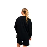 Buzo de cuello alto y manga larga, confeccionado en tejido de algodón negro, con bolsillo frontal tipo canguro y logo de la marca bordado en el pecho.
