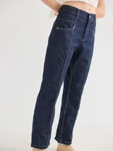 Pantalón de jean celeste de corte recto con pespuntes verticales en el frente.