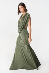 Vestido largo de fiesta color verde oliva, con escote profundo drapeado y falda con frunces laterales que aportan movimiento y caída fluida.