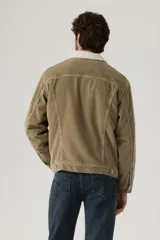 Campera tipo trucker de Levi's en tejido de pana color verde oliva, con forro y cuello de sherpa en color blanco. Presenta cierre frontal con botones metálicos, dos bolsillos en el pecho con solapa y dos bolsillos laterales.