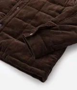 Campera puffer de Marfinno confeccionada en tejido de cotelé de algodón, con diseño acolchado, cuello inglés, cierre frontal con botones y dos bolsillos con solapa en el pecho.