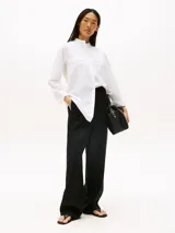 Pantalón de traje de corte recto, confeccionado en una mezcla de lino y lyocell. Presenta un diseño con cierre de cremallera oculta, gancho, cintura elástica en la parte trasera y bolsillos traseros de parche.