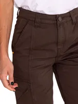 Pantalon cargo de corte recto en color marrón oscuro, con cierre de cremallera y botón, bolsillos laterales profundos, bolsillos cargo en los muslos y bolsillos de parche traseros.