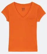 Remera básica de algodón color verde claro con escote en V, manga corta y un pequeño bolsillo frontal en el pecho.