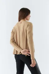 Remera celeste de algodón, de manga larga y cuello redondo.