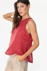 Blusa marrón de lino, sin mangas, con escote redondo y corte evasé. Presenta una costura vertical central en el frente y bajo asimétrico.