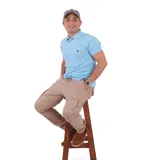 Remera tipo polo color amarillo con cuello clásico y logo bordado en el pecho. Corte recto y mangas cortas.