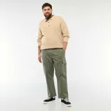Pantalón cargo de corte recto en color verde oliva, con bolsillos laterales tipo cargo y cierre frontal con botón y cremallera.