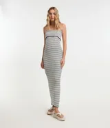 Vestido midi de punto con estampado a rayas horizontales en blanco y negro, sin tirantes, con escote recto y diseño ajustado al cuerpo.