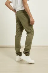 Pantalón de gabardina color verde militar, de corte recto y tiro medio.