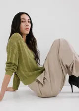 Cardigan Rosi de punto verde con diseño trenzado, escote en V y cierre frontal con botones.