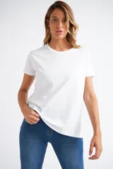 Remera básica de manga corta y escote redondo, confeccionada en algodón, ideal para uso diario.