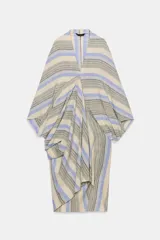 Túnica midi ZARA Woman Collection confeccionada en hilatura con mezcla de lino, con diseño a rayas en tonos beige, gris y azul. Presenta escote en V, manga por debajo del codo, detalle de frunces en el delantero y bajo asimétrico.