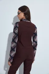 Chaleco sastrero color bordó con escote en V y cierre frontal con botones. Presenta un diseño entallado y estructura clásica.