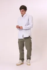 Camisa de manga larga para hombre, color blanco con finas rayas verticales azules, cuello button-down y corte regular.