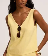 Musculosa Marfinno de viscosa color amarillo, con escote en V y diseño sin mangas, de corte recto.