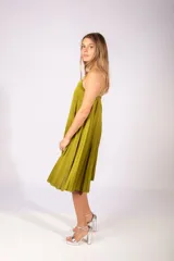 Vestido midi de satén color verde oliva, con diseño plisado, escote en V y breteles finos.
