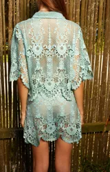 Falda corta con evasé de tela con textura y encaje en 100% algodón, teñida a mano, con cierre en el costado.