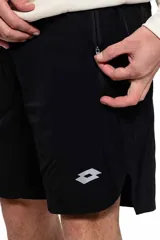 Short deportivo Lotto color negro, de secado rápido, con bolsillos laterales con cierre y logo reflectante de la marca en la pierna.