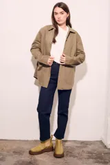 Sobrecamisa verde oliva de algodón con cuello clásico, cierre frontal con botones, bolsillos de parche en el pecho y corte recto.