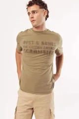 Remera de algodón color verde oliva, con cuello redondo, manga corta y estampado gráfico frontal con texto alusivo a motocicletas.