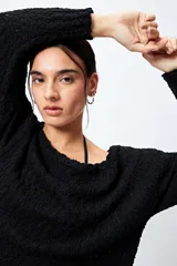 Sweater blanco de punto texturado y calado, con cuello amplio y fit relajado.