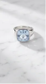 Anillo de plata con cristal cuadrado celeste facetado de corte tipo cojín.