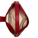 Bolso de hombro mediano de cuero sintético texturizado color rojo, con correa de hombro delgada y herrajes dorados. Presenta un cierre frontal decorativo con el logo 'G' de Guess.
