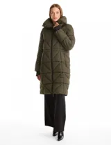 Campera larga acolchada color verde militar, con diseño geométrico, cuello alto envolvente, cierre frontal bidireccional, bolsillos laterales con cierre y puños internos elastizados.