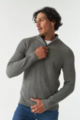 Sweater gris de punto con cuello alto y medio cierre con cremallera.