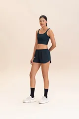 Short deportivo azul marino con aberturas laterales, cintura elástica y pantalones cortos internos con bolsillos. Incorpora tecnología Quick Dry y Easy Care.