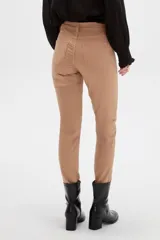 Pantalón jean skinny de calce medio, color negro.