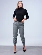 Pantalón jogger con estampado cuadrillé en blanco y negro, con pretina ancha elastizada con frunces, bolsillos laterales y ruedo con elástico fruncido.