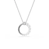 Collar plateado con dije circular adornado con circonitas blancas y una perla blanca en la parte superior. La cadena es fina y ajustable.