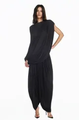 Pantalón de pierna amplia en tejido de punto negro con cintura de pala drapeada. Diseño de caída fluida que estiliza la silueta y aporta movimiento elegante.