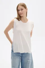 Remera blanca sin mangas con textura acanalada y corte holgado.
