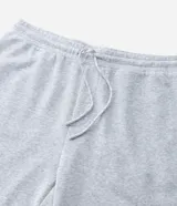 Pantalón jogger de corte holgado con cintura elástica, cordón ajustable, bolsillos laterales y puños elásticos en los tobillos.